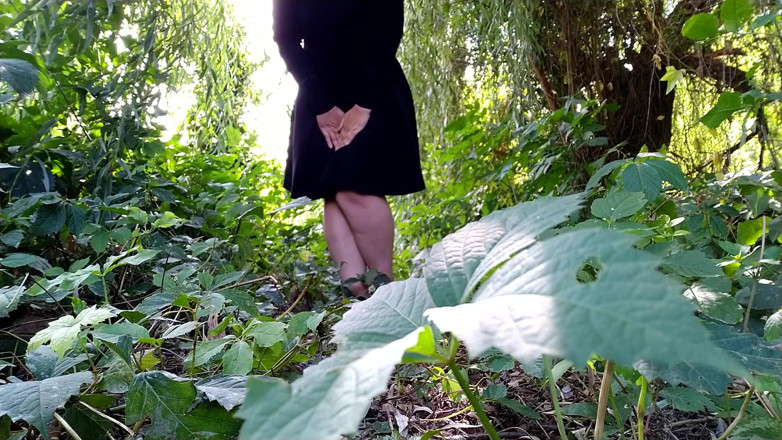 Elena: Mi toro le mutandine e faccio pipì potentemente all'aperto