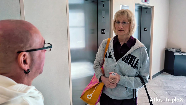 Atlas_TripleX: GILf squirtet und wird vollgespritzt