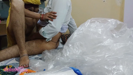 sakshi_raniii: El hijastro del dueño llamó a la criada para una...