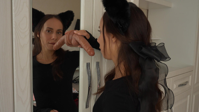 Pantera Nika: Catgirl saje robertek na zrcadle
