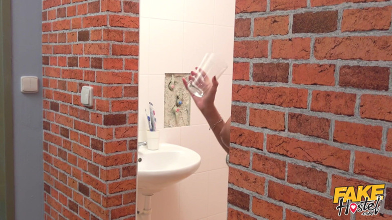 Fake Hostel: Fake hostel - vermieterin tauscht eine Flasche Wasser für das muschilecken...