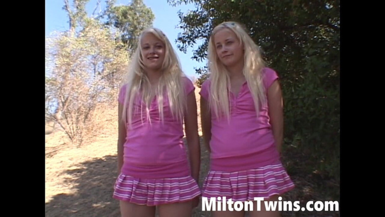 Milton Twins: Kembar Milton melancap di luar rumah