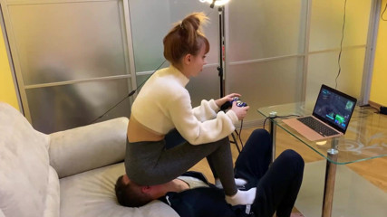 Petite Princesses Femdom: Gamer Kira dalam bingkap menggunakan hamba kerusinya semasa bermain