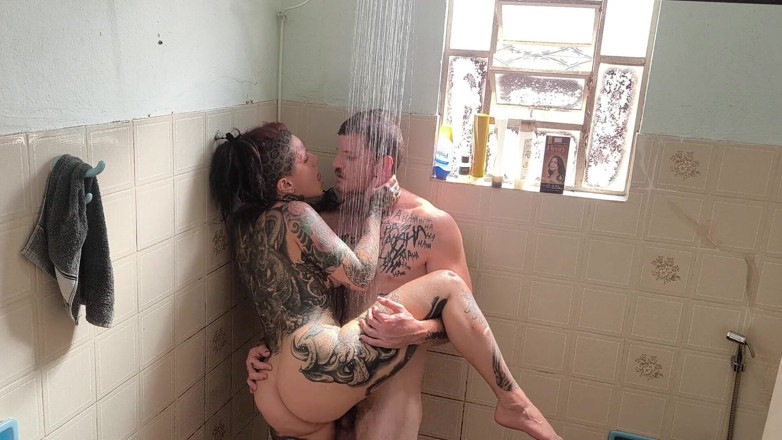 Carmona's films: Großer Arsch In Der Dusche