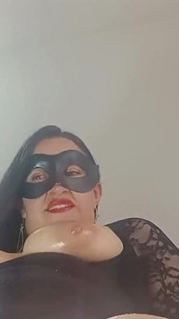 Detrás de escena - esposa puta se muestra para sus fans - masajea sus tetas y coño con aceite