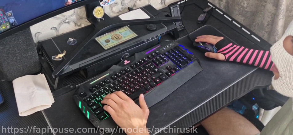 ArchiRusik: Замовкни і кінчи на своє молоде тіло!