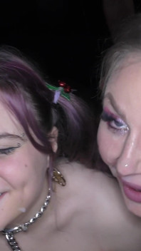Seksi hatunlar çemberin içinde bir grup sert yarağı memnun ediyor