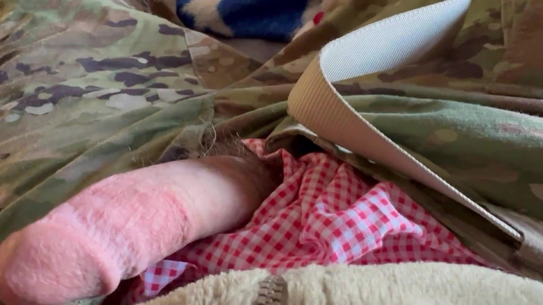 Gay Soldier Stuff: Tentara mesum lagi asik ngocok kontol sambil pakai boxer merah...