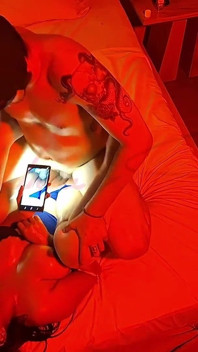 L'influencer debutta con una dotata, senza preservativo e coperta di olio finché non eiaculano dentro di lei