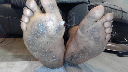 Simp to my ebony feet: Dirty foot shaving and oiling