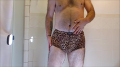 Thick Dick Industries: Sexy medvěd tančí v Leopardu Tisk spodního prádla