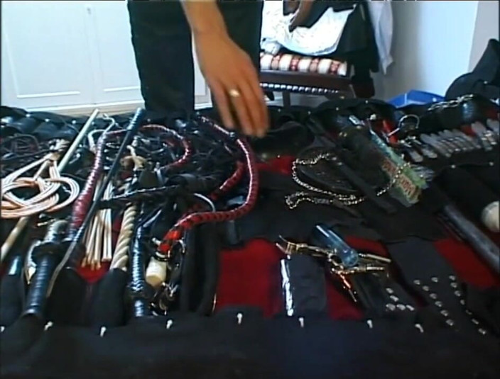 Absolute BDSM films - The original: Seksi sarışın kız ayak fetişi baskın