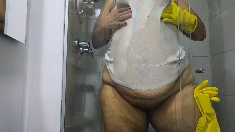 Milfcaliente69: Questa cameriera mi accende davvero, con il suo culo grosso...