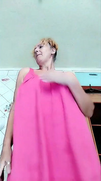 Pembe elbiseli ateşli ev hanımı