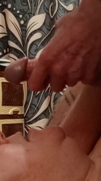 Je branle ma bite pour nourrir mon voisin de sperme