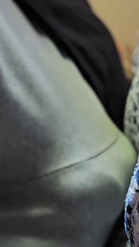 Extraño Se Corre Duro Dentro De Sus Bragas Debajo De La Falda En El Tren De Metro