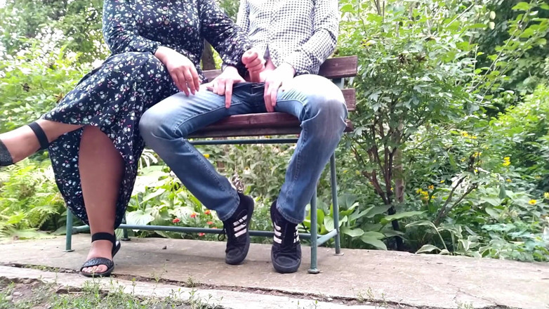 OurFetishLife: Ręczna robota na zewnątrz w parku z moją teściową zamieniła...