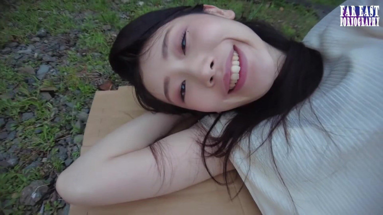 Far East pornography: Arzulu bekar bir anneyle zarif boşalma gecesi açık gökyüzünün altında...
