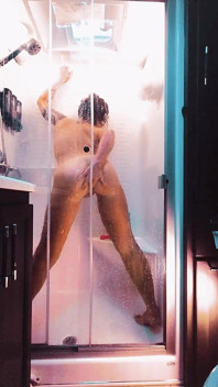 L’heure de la douche en solo se fait prendre à La rose