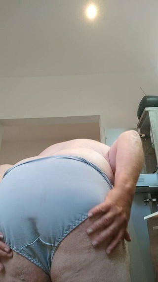 Karlchengeil: Holení ptáka a prezentace nejvíce sexy kalhotek mé ženy