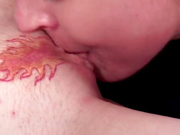 A Lesbian World: लाल बालों वाली महिलाओं को सोफे पर रहते हुए अपनी चूत में आग लग जाती है