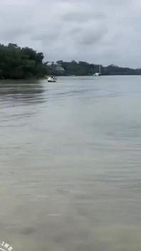 Africano corpo perfeito na praia de Mombaz