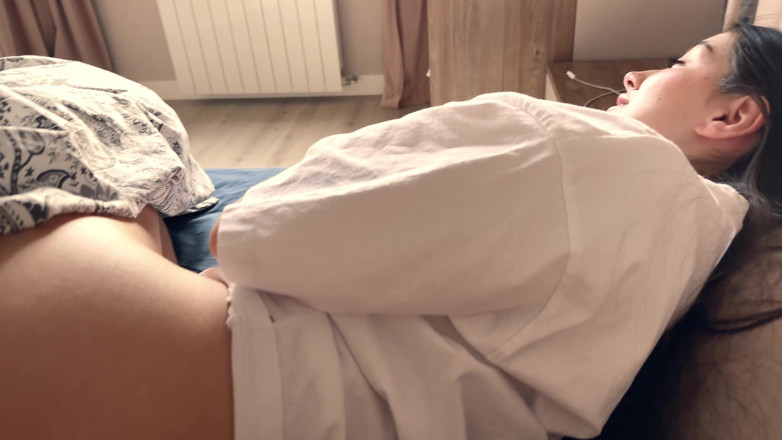 Sugary Kitty: Obudziłem się z przyrodnią siostrą pocieranie mojego penisa jej duży...