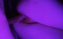 Violet Purple Fox: 我湿漉漉的阴户正在等待鸡巴。特写。多汁的 18+ 阴户
