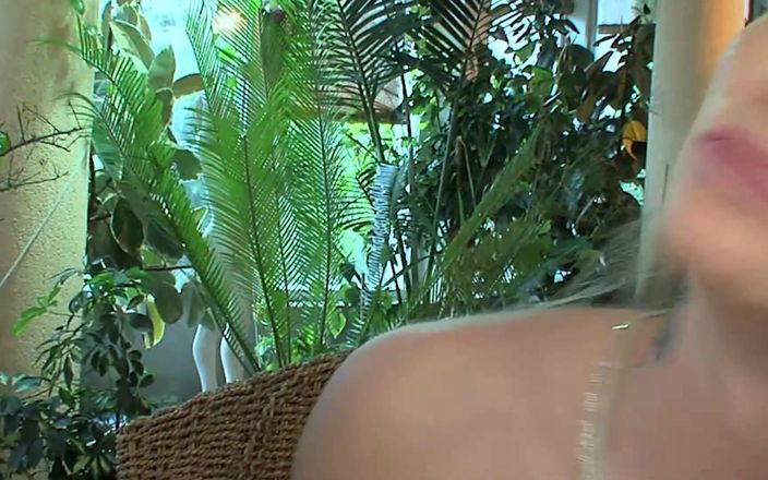 DARVASEX: Hete konten scène-3 rondborstige blonde Alice vindt het heerlijk om...