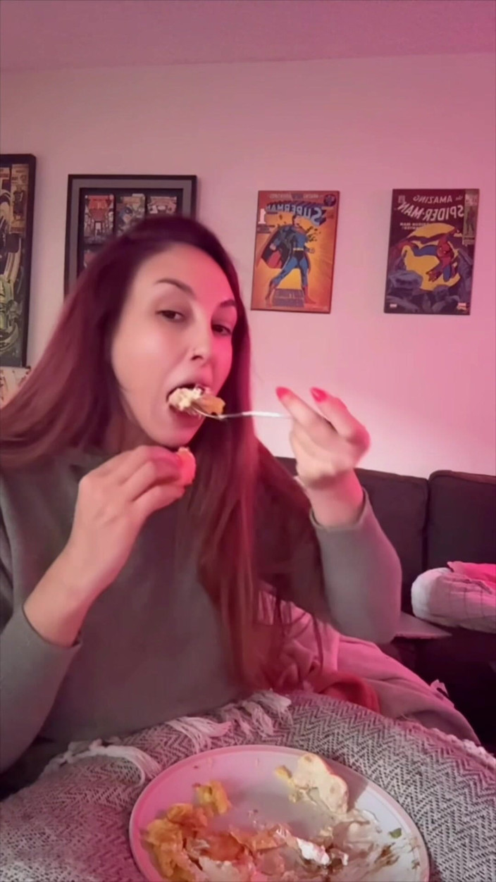 Artemisia Love: Cocinando y comiendo en cámara