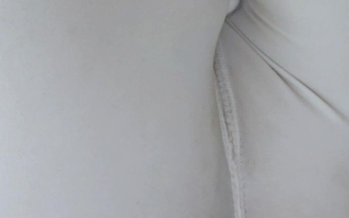 Michael Moore: Éjaculation à travers un legging blanc Nike à l’aide d’un vibromasseur