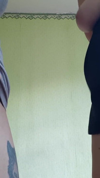 Hubená studentka masturbuje s učitelem MILF
