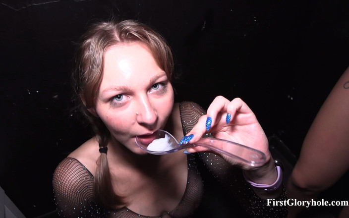 First Gloryhole: Sandra Sugar - Seorang Lelaki Ramai Lelaki