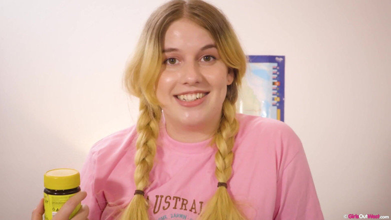 Girls Out West: Rubia con trenzas disfruta de Vegemite y luego dedos y...