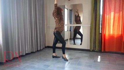 Regina Noir: Flamenko ateşli İspanyol dansı. Regina Noir bale sınıfında dans ediyor. Gitar...