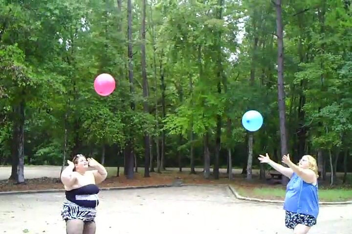 BBW nurse Vicki adventures with friends: Angie Kimber und ich spiele mit ballons draußen