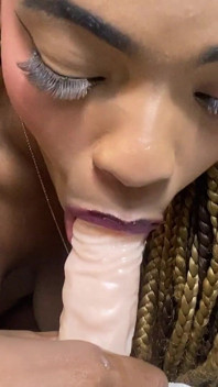 Je profite d’une bonne pipe en me caressant la chatte
