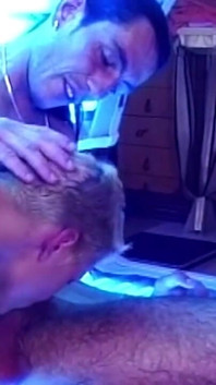 Bronzeando a cama, sexo a três, loira puta devorada e fodida duas vezes