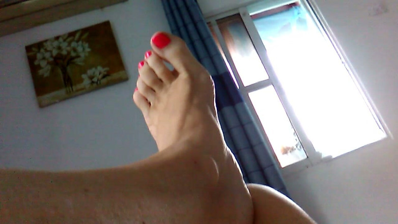 Alba The Milf: Hello Video for My Legs and Feet Mature Lovers