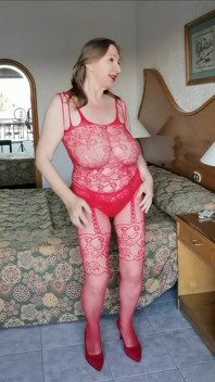 Sexy milfka s poskakujícími obrovskými kozami v punčochách