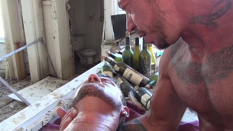 SEXUAL SIN GAY: मुझे वीर्य वाले दृश्य से ढँक दें -1 गोदाम में दो मांसल मर्द एक दूसरे की गांड चोदते हैं