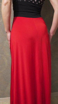 Milf quente em vestido apertado provocando linha de calcinha visível