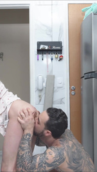 Sadakatsiz evli kadın kocasını en iyi arkadaşı tarafından mutfakta sikerek aldatıyor. İçine boşalma
