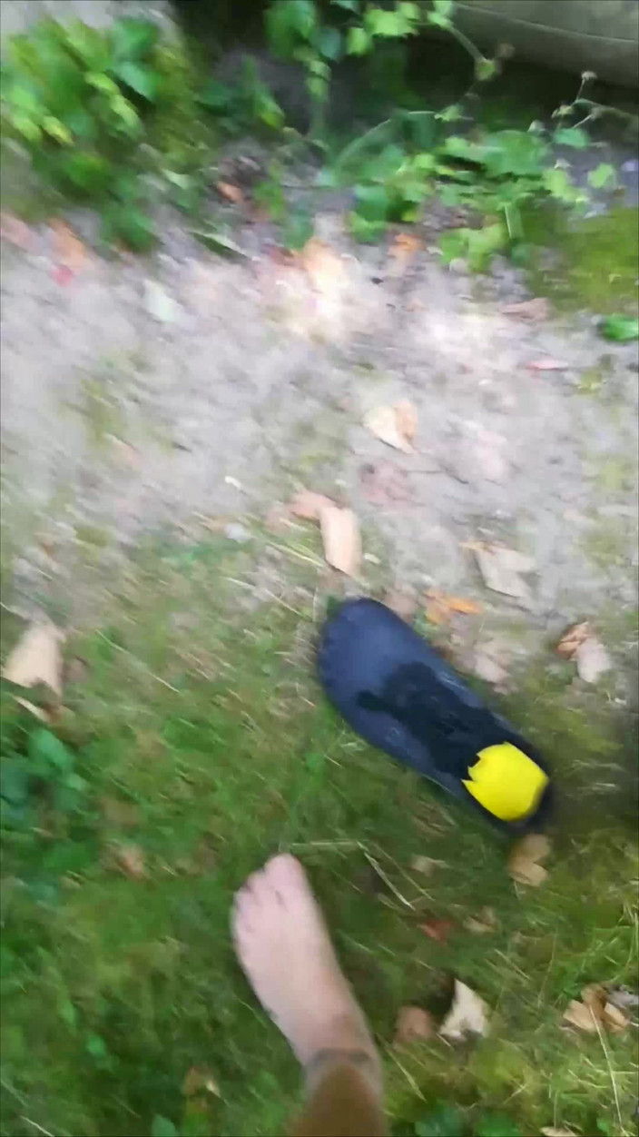 Carmen_Nylonjunge: Outdoor Balancieren in Feinstrumpfhose