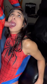 Spider-man tvrdě šuká spider-girl a střílí jeho web po celé tváři