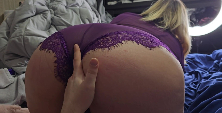Funhousewife69: Il a commencé à jouer avec moi pendant que j’essayais de...