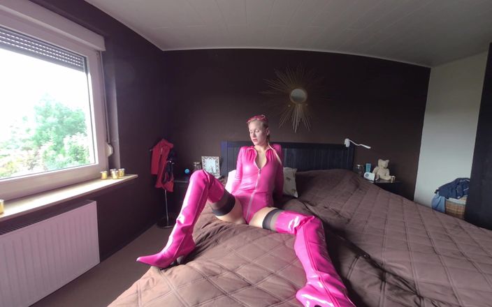 BlondeHexe VR: Une fille rose te laisse te branler