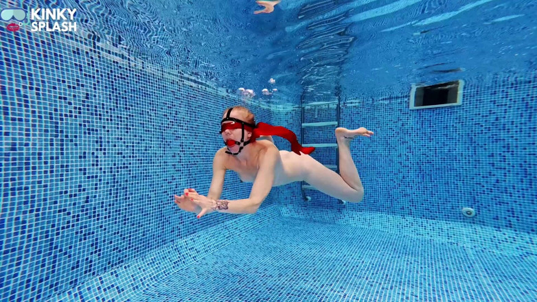 UKCuteGirl Lucy Lauren: Unter wasser unterwerfung, ballknebel &amp; beute mit verbundenen augen