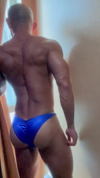 Wow Look at That Bubble Butt!!! Damn Hungry Right Now...