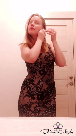 Kiara Night: Milf de vestido chupa vibrador e acaricia buceta molhada no...
